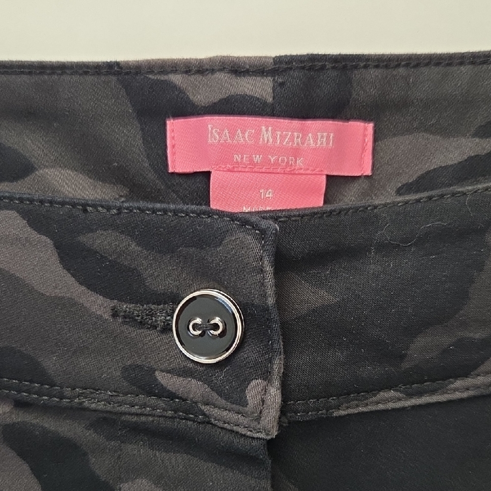 Isaac Mizrahi Womens Black and Gray Camouflage Shorts